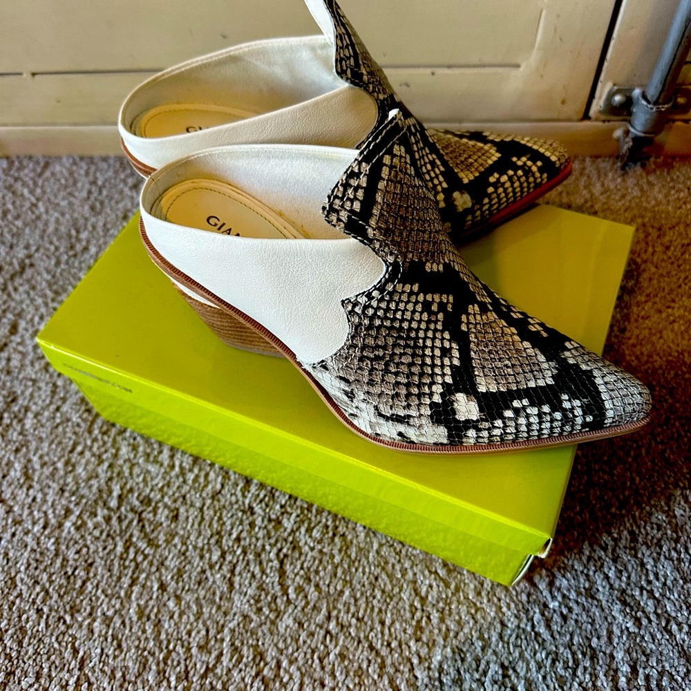 CUTE! Fully Leather Snake 🐍 Print Mules!